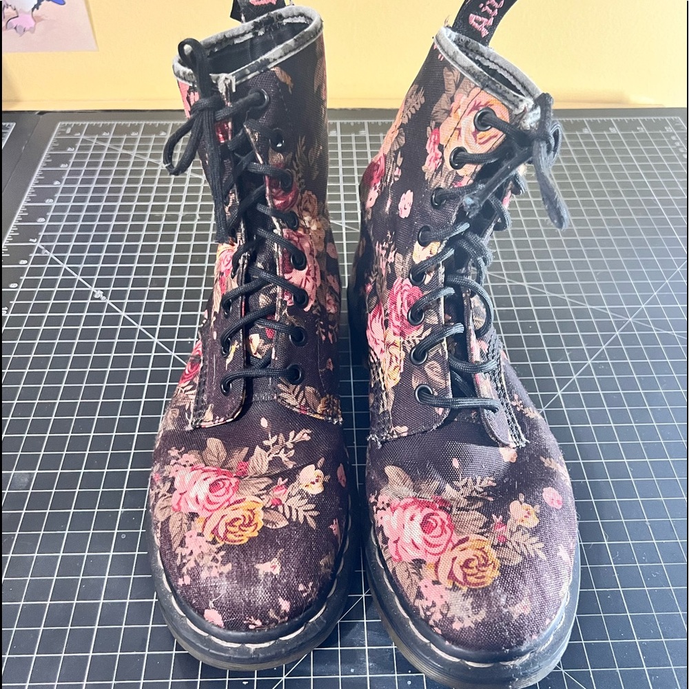 ROSE PRINTED Dr. Marten BOOTS 1460